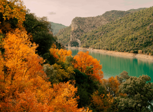 7 avantages de voyager en automne : la meilleure période pour découvrir les destinations sereinement et économiser