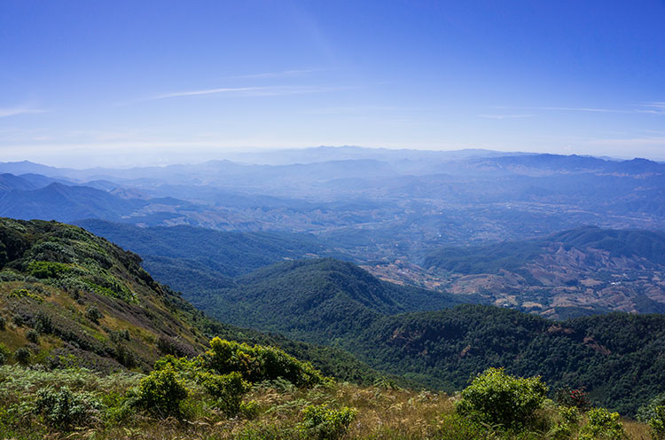 Vue brumeuse de Doi Inthanon, Thaïlande