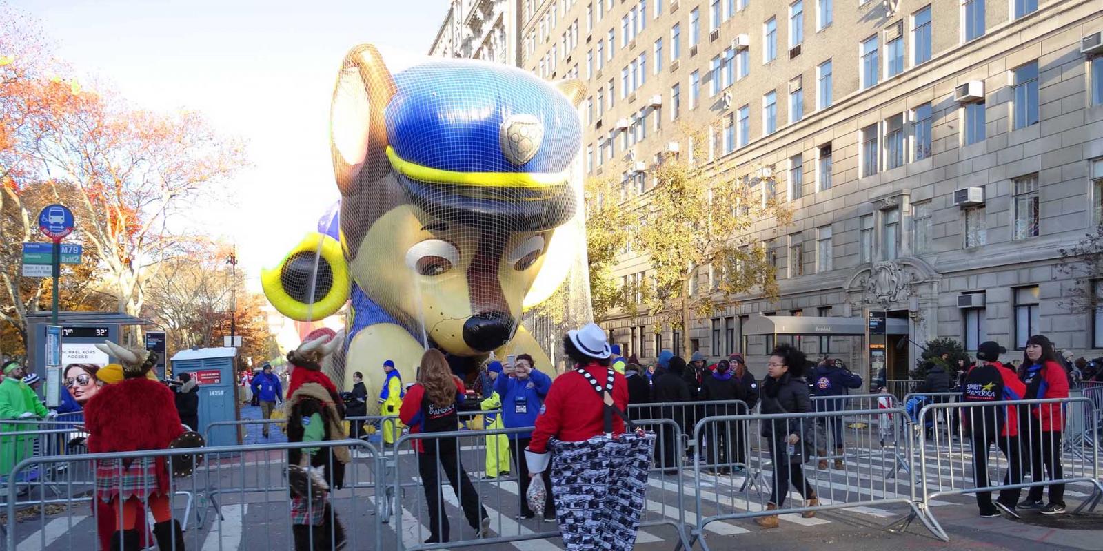 Lancement du ballon Paw Patrol Ballon Paw Patrol avant le défilé de Thanksgiving à New York