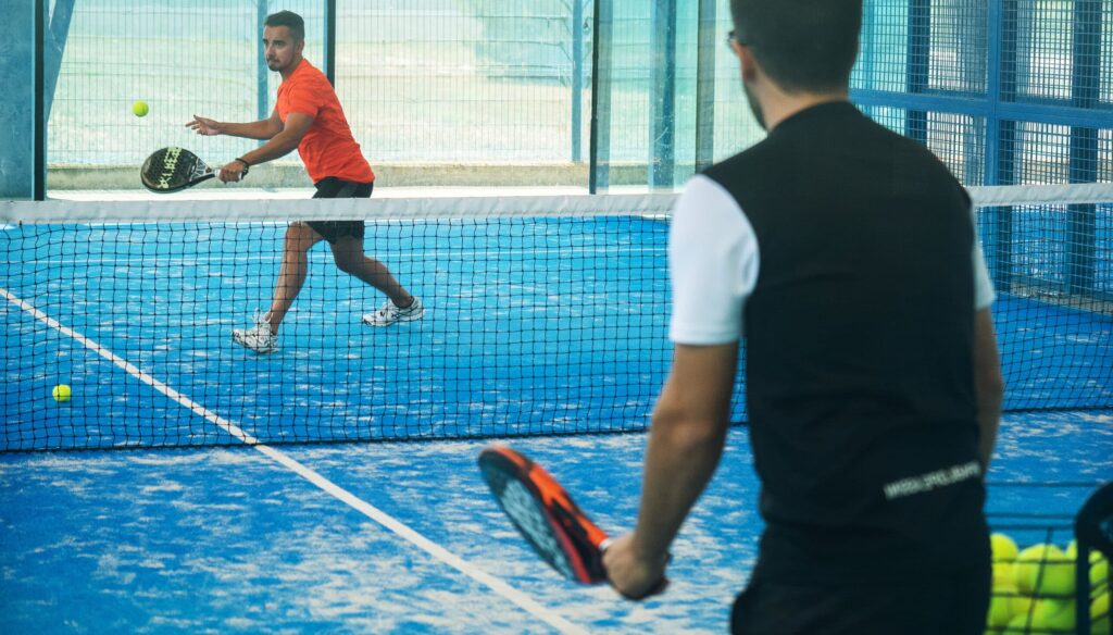 Est de Majorque Paddle boys jouant