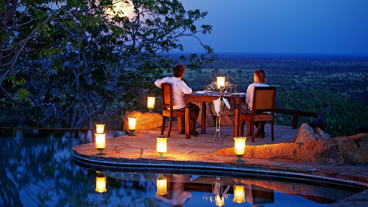 Elsa's-Kopje - Dîner privé Profitez d'un dîner privé sur la terrasse de la piscine éclairée par des lanternes à la lueur douce