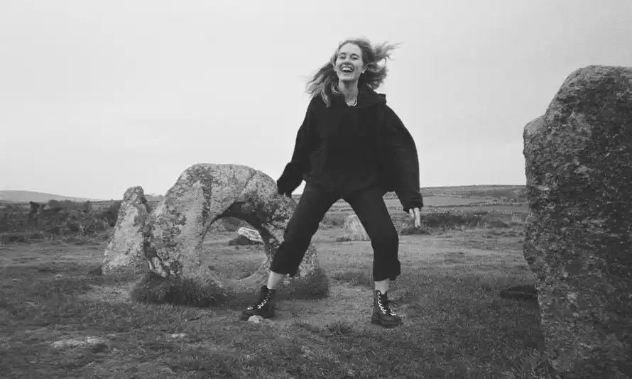 L'écrivain Lamorna Ash à Men-an-Tol, un monument de l'âge du bronze situé à l'ouest des Cornouailles.