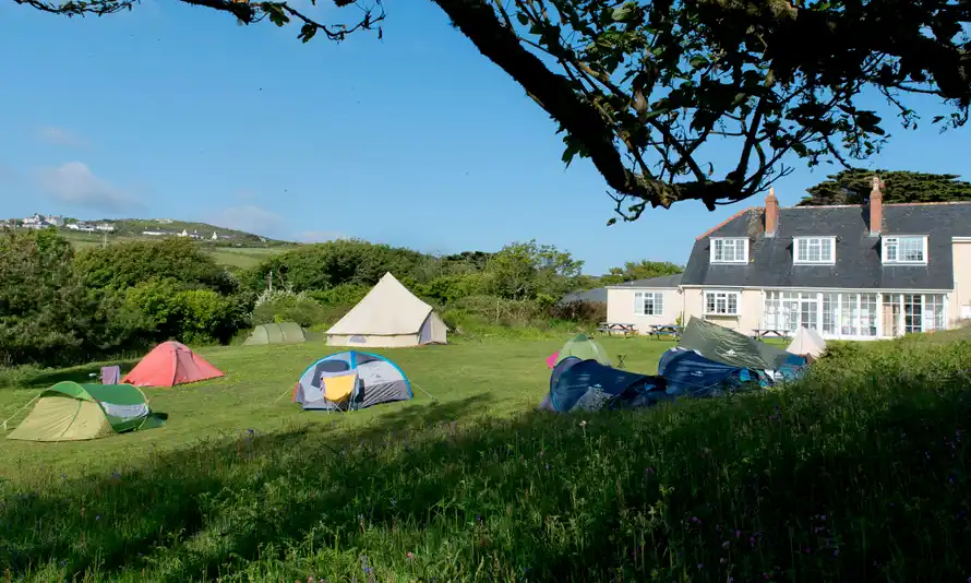 YHA Land's End, image extérieure du terrain, des tentes et du bâtiment YHA, Cornwall, Royaume-Uni.