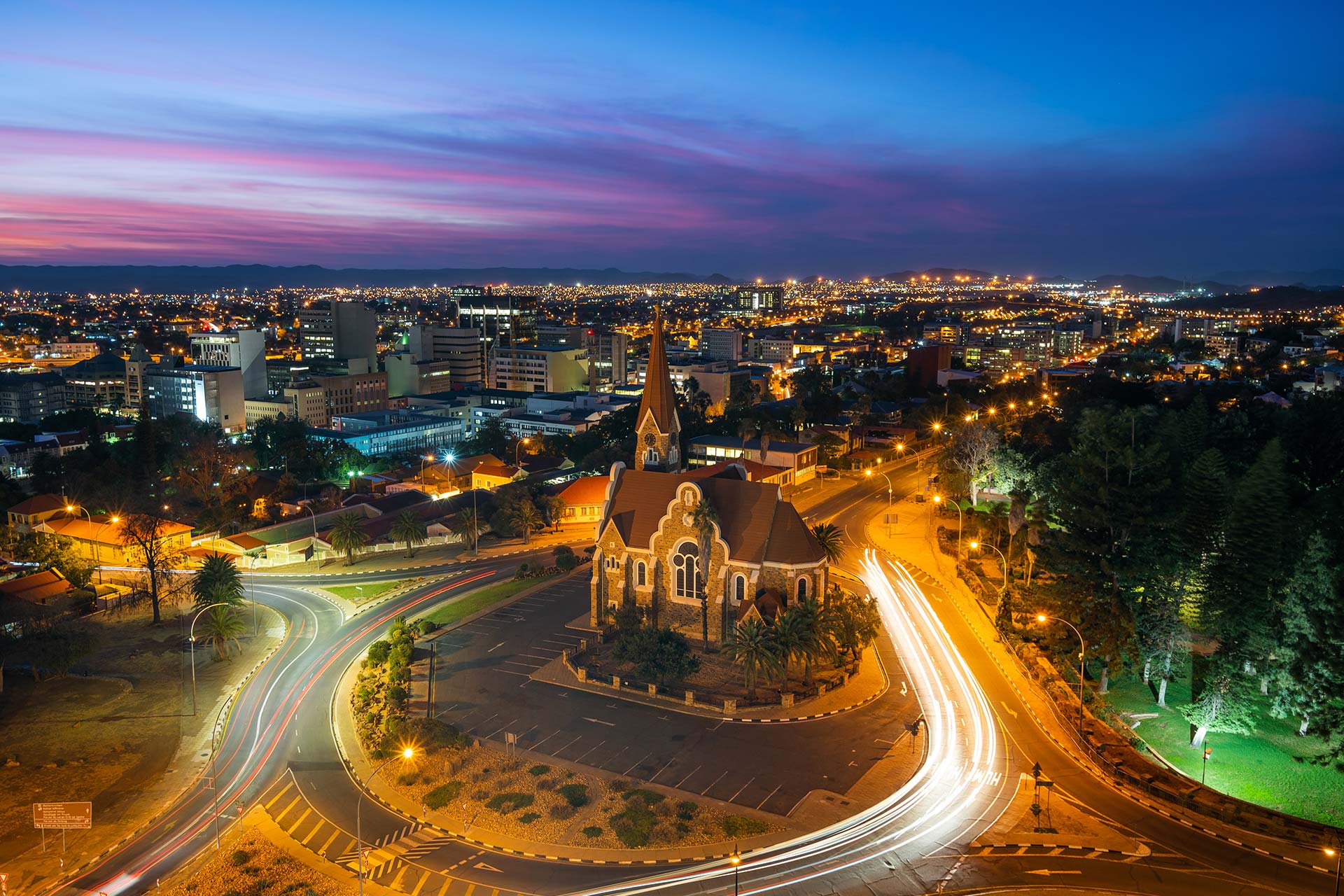 Monument de Windhoek Christ Church au crépuscule - AdobeStock_442828542 Monument historique Christ Church à Windhoek au coucher du soleil