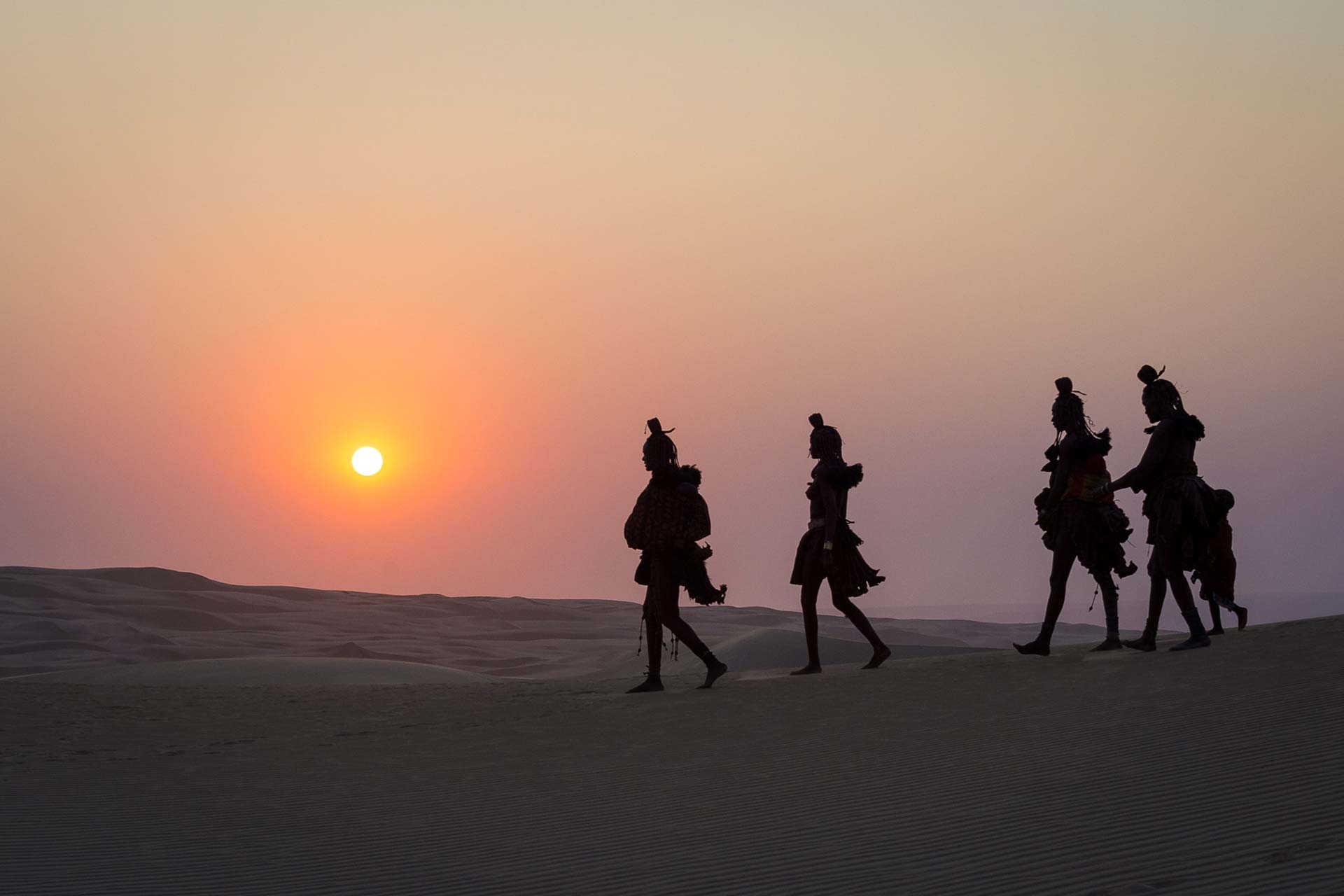 serra-cafema-camp-people-paysage-sunset-view-01 Simba en Namibie