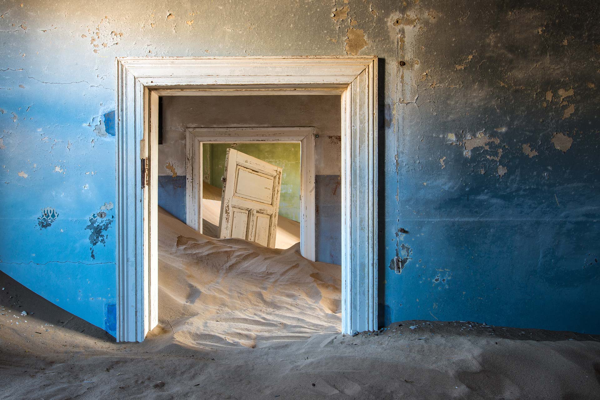 kolmanskop-ville-fantôme-luderitz-namibie-AdobeStock_239881715 Kolmanskop est une ville fantôme du Namib, dans le sud de la Namibie.