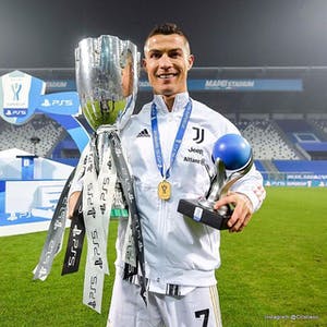 Cristiano Ronaldo está parado en un campo de béisbol