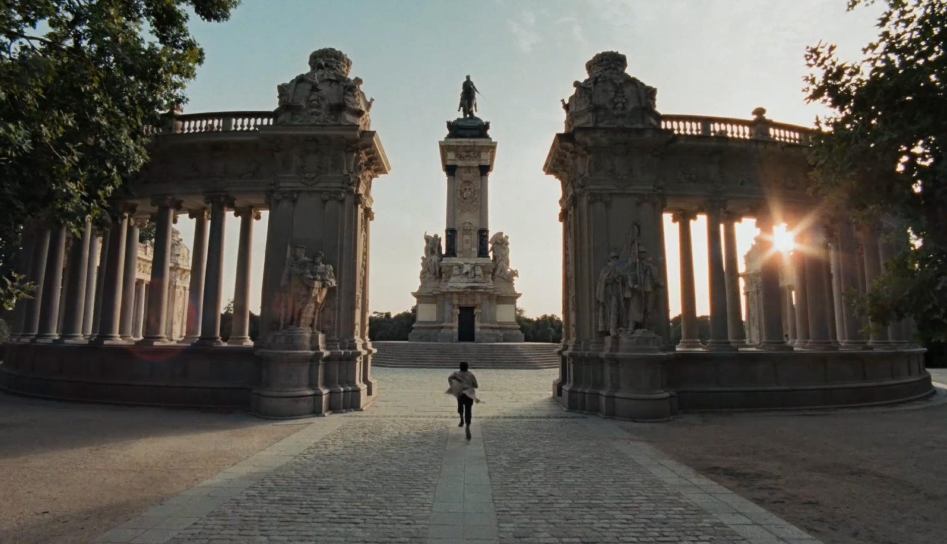 Hombre corre en El Retiro de Madrid