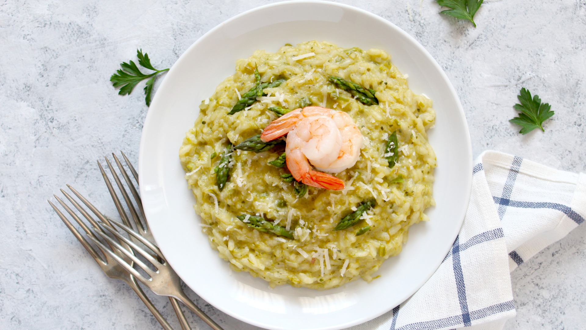 Voici une image de haut en bas d'un risotto croate aux crevettes et aux asperges.
