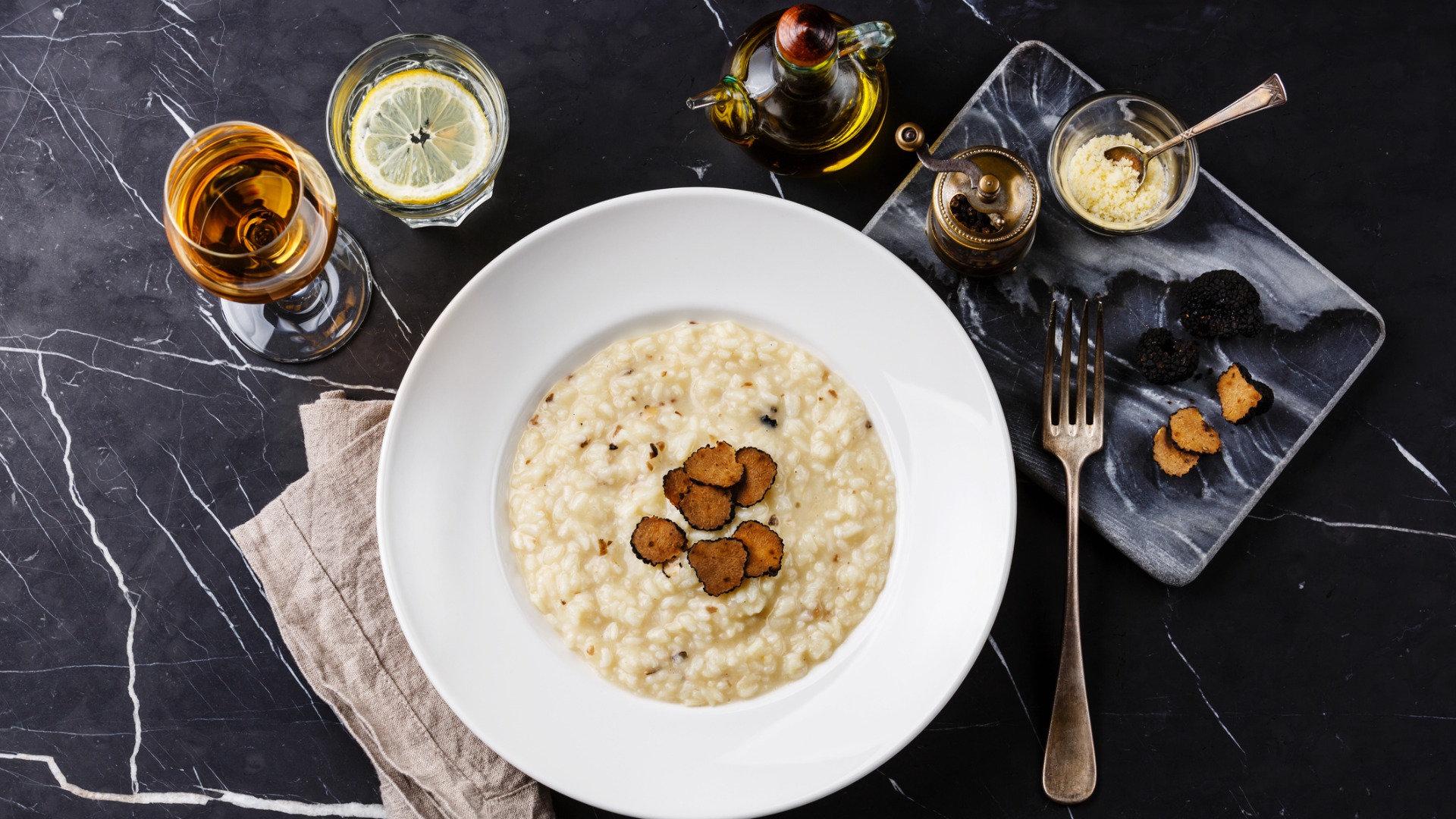 Il s'agit d'une image de haut en bas d'un plat de risotto croate aux truffes noires.
