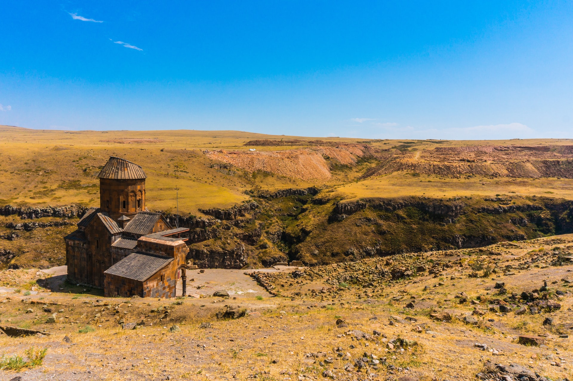 Cette image montre une ancienne église située dans une beauté immaculée.