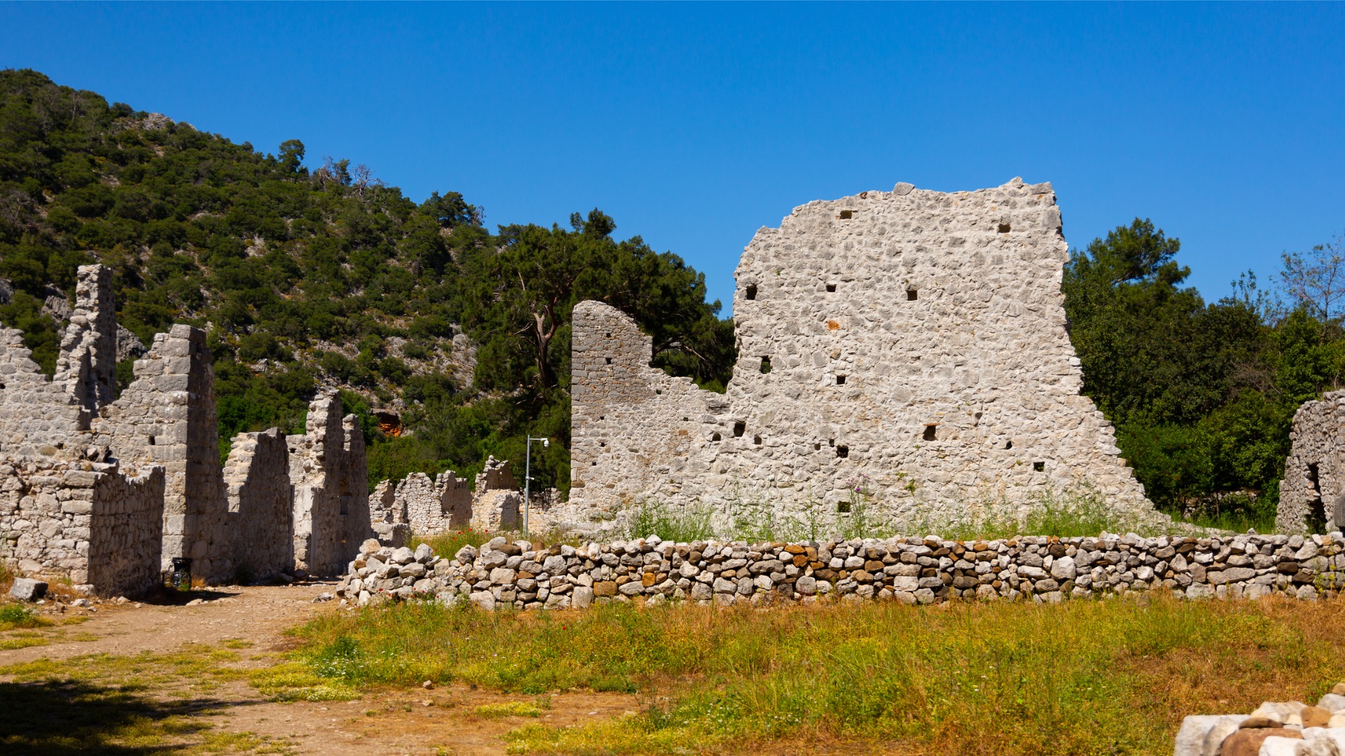 Cette image montre les vestiges de bâtiments anciens à Olympos, en Turquie.