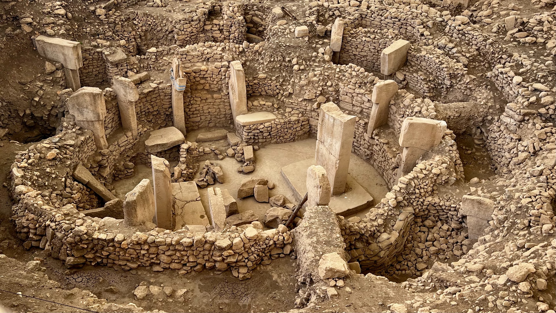 Cette image montre les ruines antiques de Gobekli Tepe, l'un des sites historiques les moins connus de Turquie.