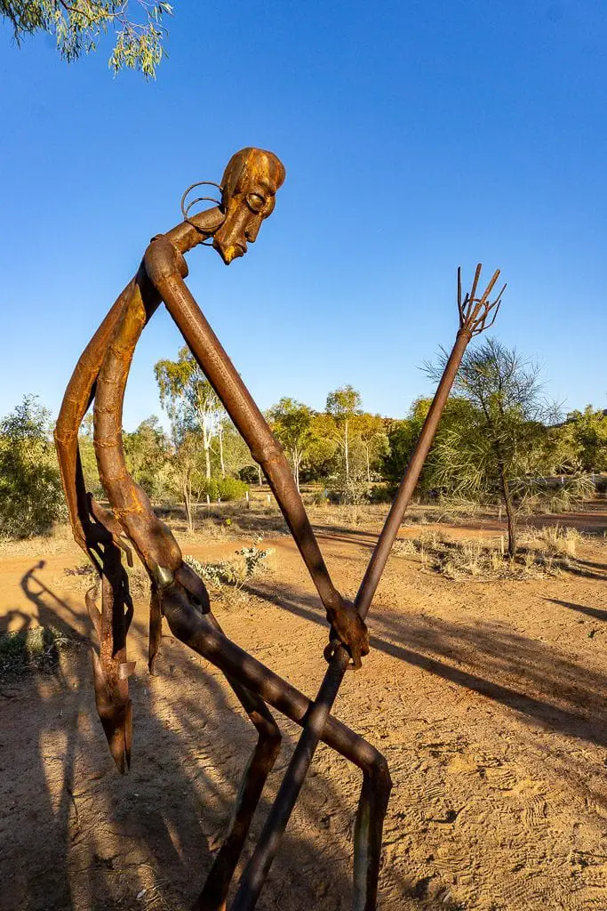 Sculptures dans le jardin botanique rose olive