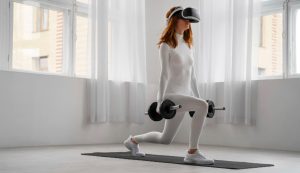 Una mujer haciendo deporte con unas gafas de realidad virtual