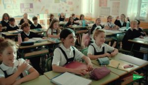 Una clase llena de niños con uniforme