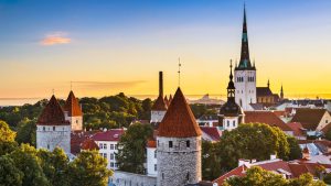 Esta es una vista aérea de los tejados rojos del centro medieval de Tallin.