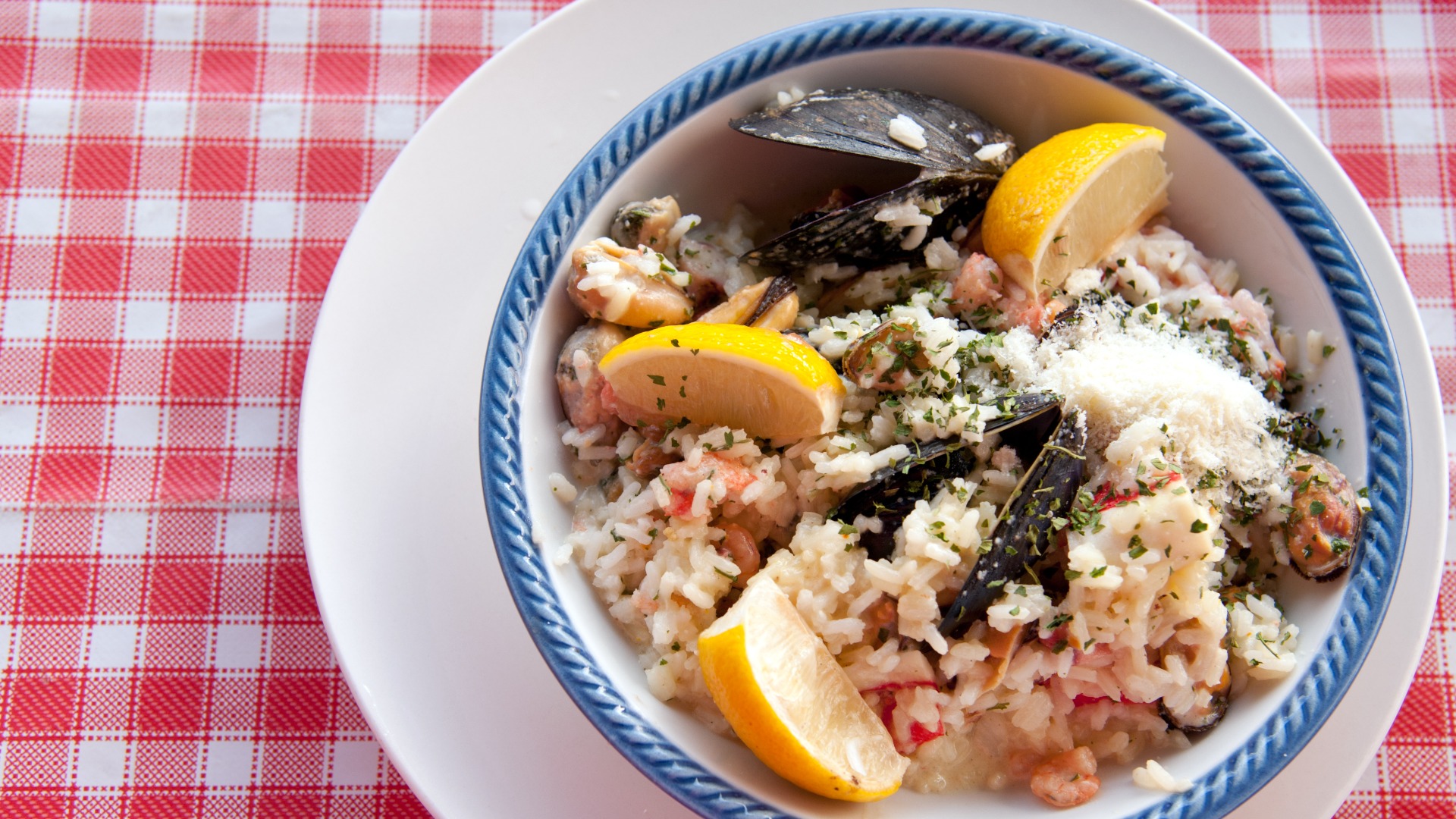 Cette image est un gros plan d’un risotto croate aux fruits de mer.