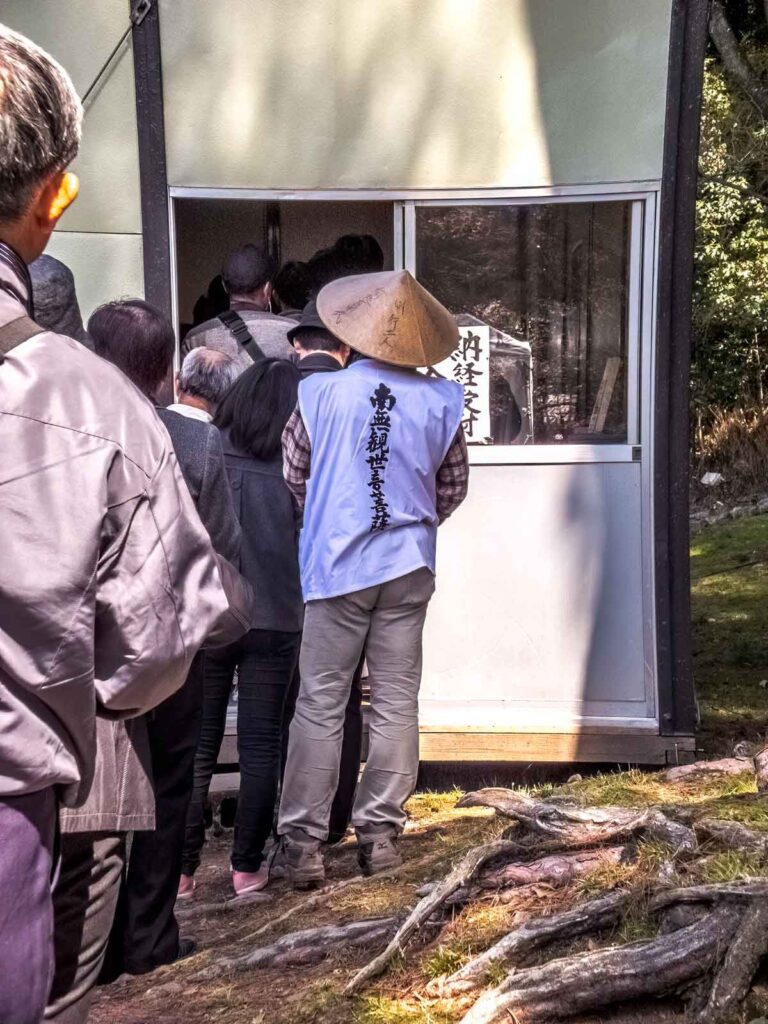 De longues files d'attente devant le carnet de timbres du temple Diagoji, y compris des pèlerins à Saigoku Kannon