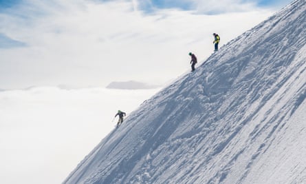 skieur sur une pente de neige raide