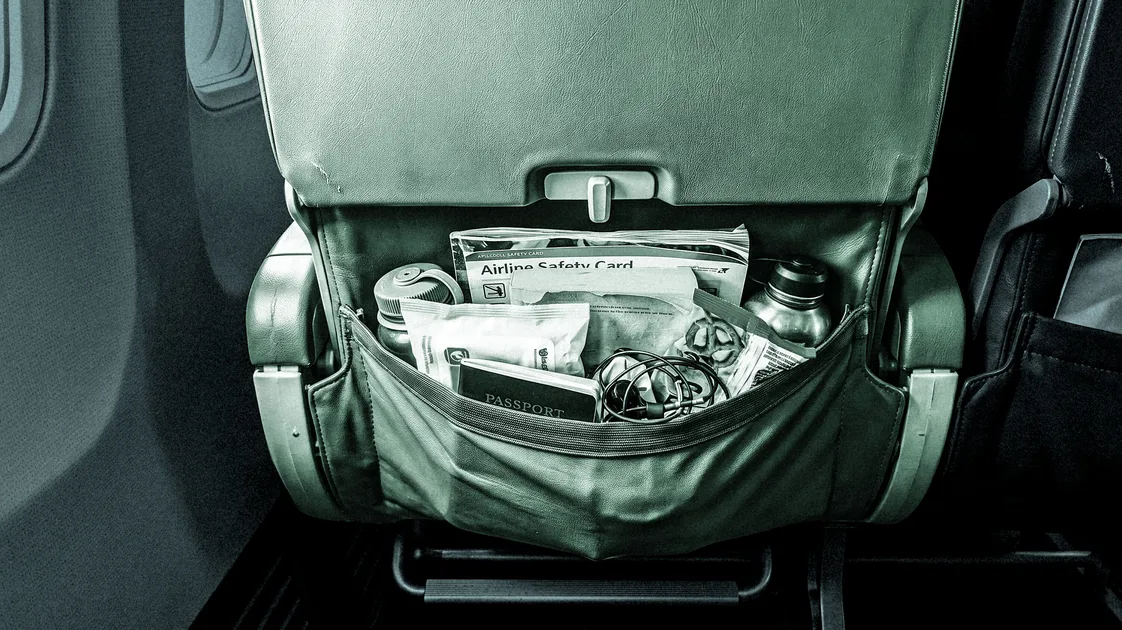 Ne mettez jamais d’objets dans les poches arrière des sièges d’avion.