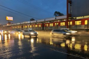 En déplacement dans le métro de Mexico sous la pluie