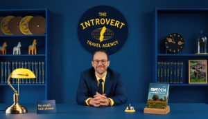 El chico de la agencia de viajes sentado en su escritorio