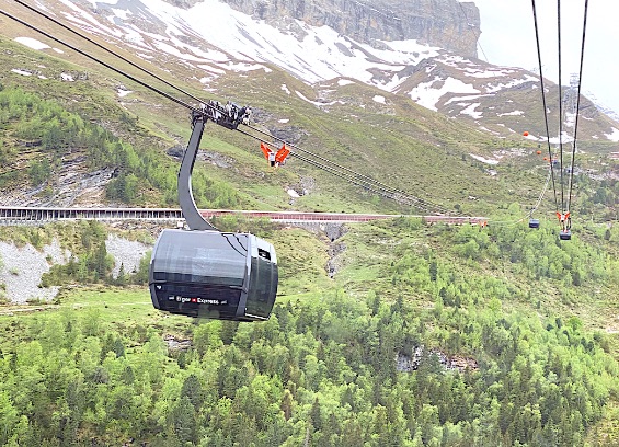 Le téléphérique de l'Eiger Express avec les Alpes suisses en arrière-plan